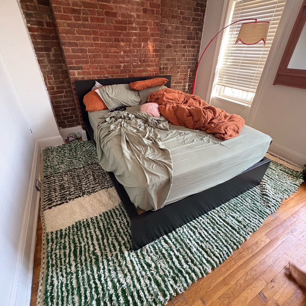 BRAND NEW NOT USED: 
Elegant Green and White Moroccan Rug